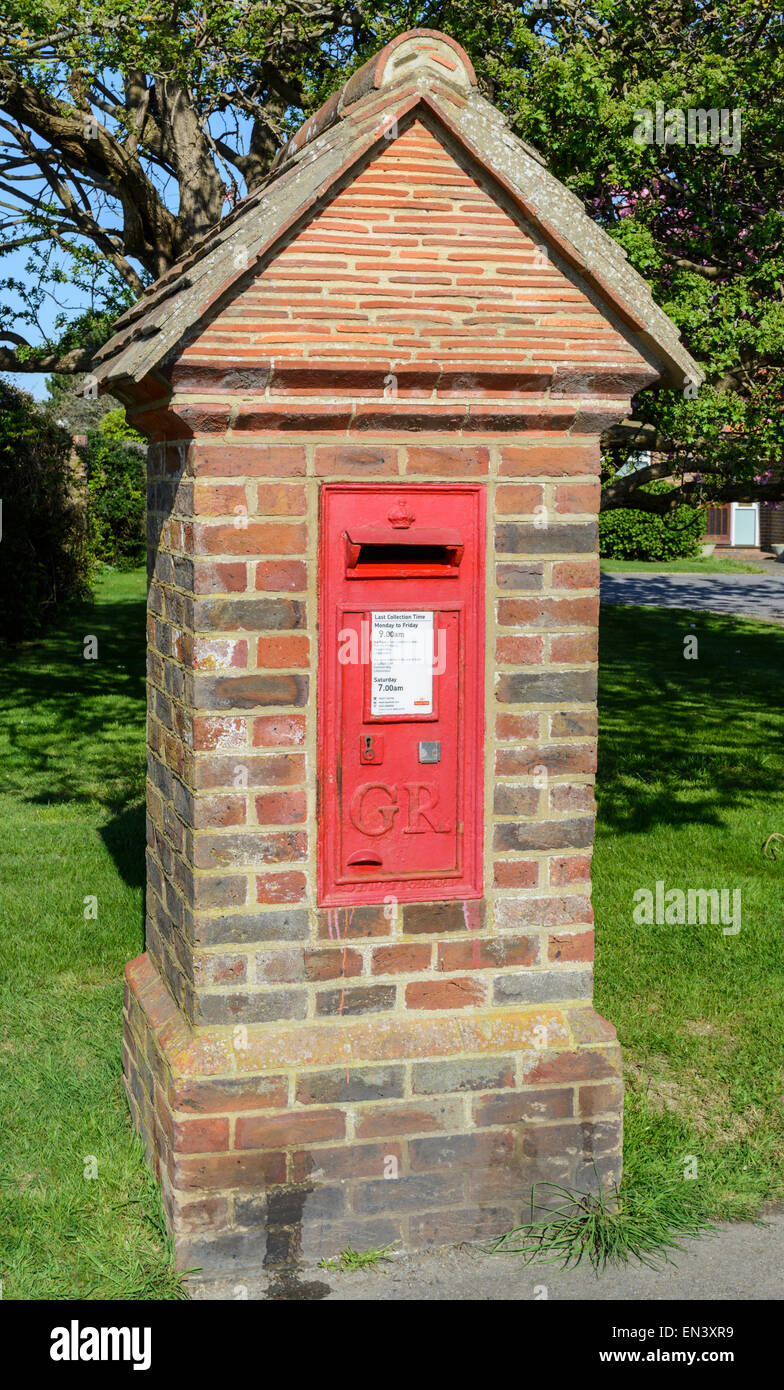 Royal Mail rote Briefkasten in einer Ziegelsteinsäule, in England, Großbritannien. Stockfoto