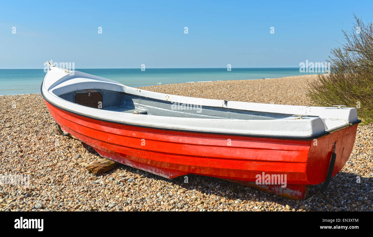 Kleines Holzboot auf einem Kiesstrand am Meer. Stockfoto