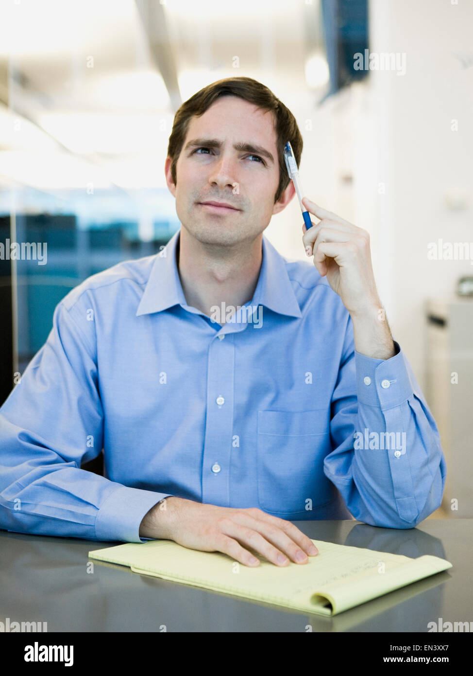 Mann in einem blauen Hemd am Arbeitsplatz Stockfoto
