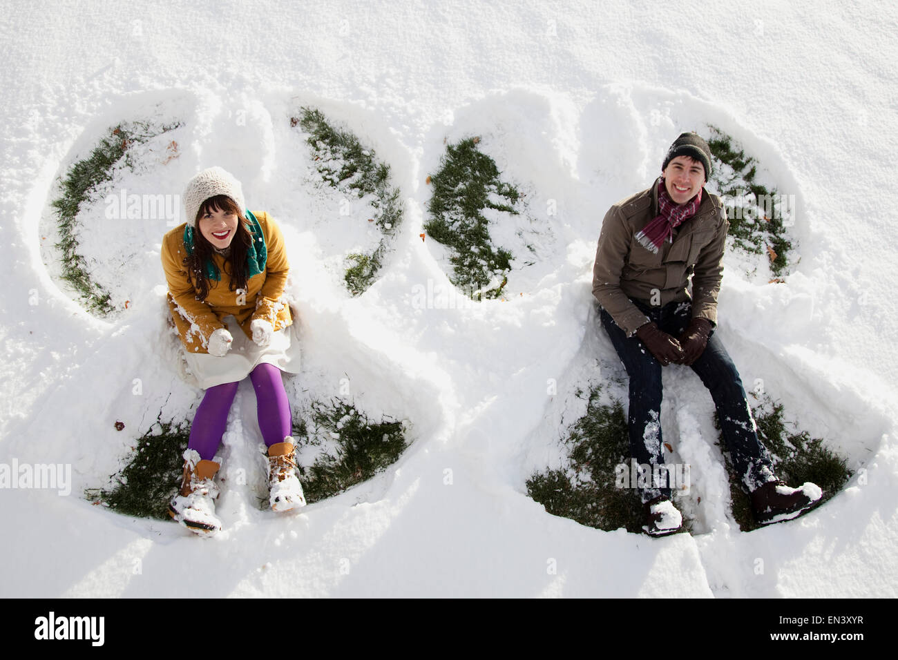 junges Paar machen Schnee-Engel Stockfoto