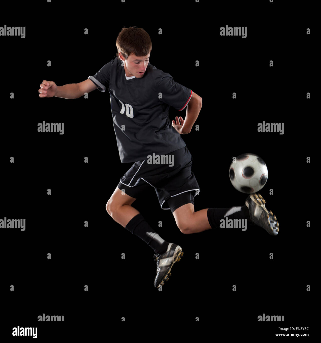 Studioportrait von Teenager (16-17) mit Fußball Stockfoto