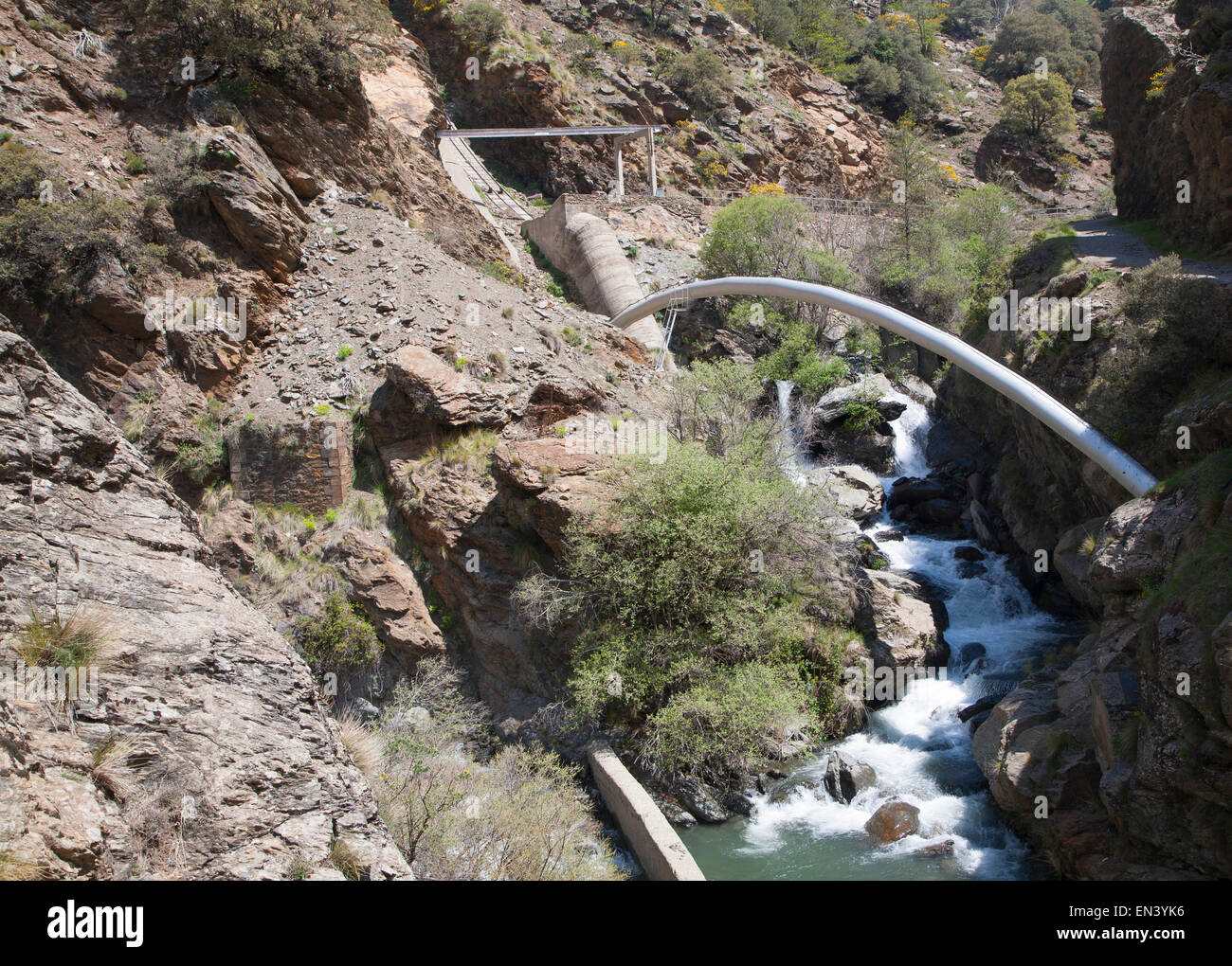 Rohrleitung für HEP Strom Erzeugung Fluss Rio Poqueira Schlucht Tal, hohe Alpujarras, Sierra Nevada, Provinz Granada, Spanien Stockfoto