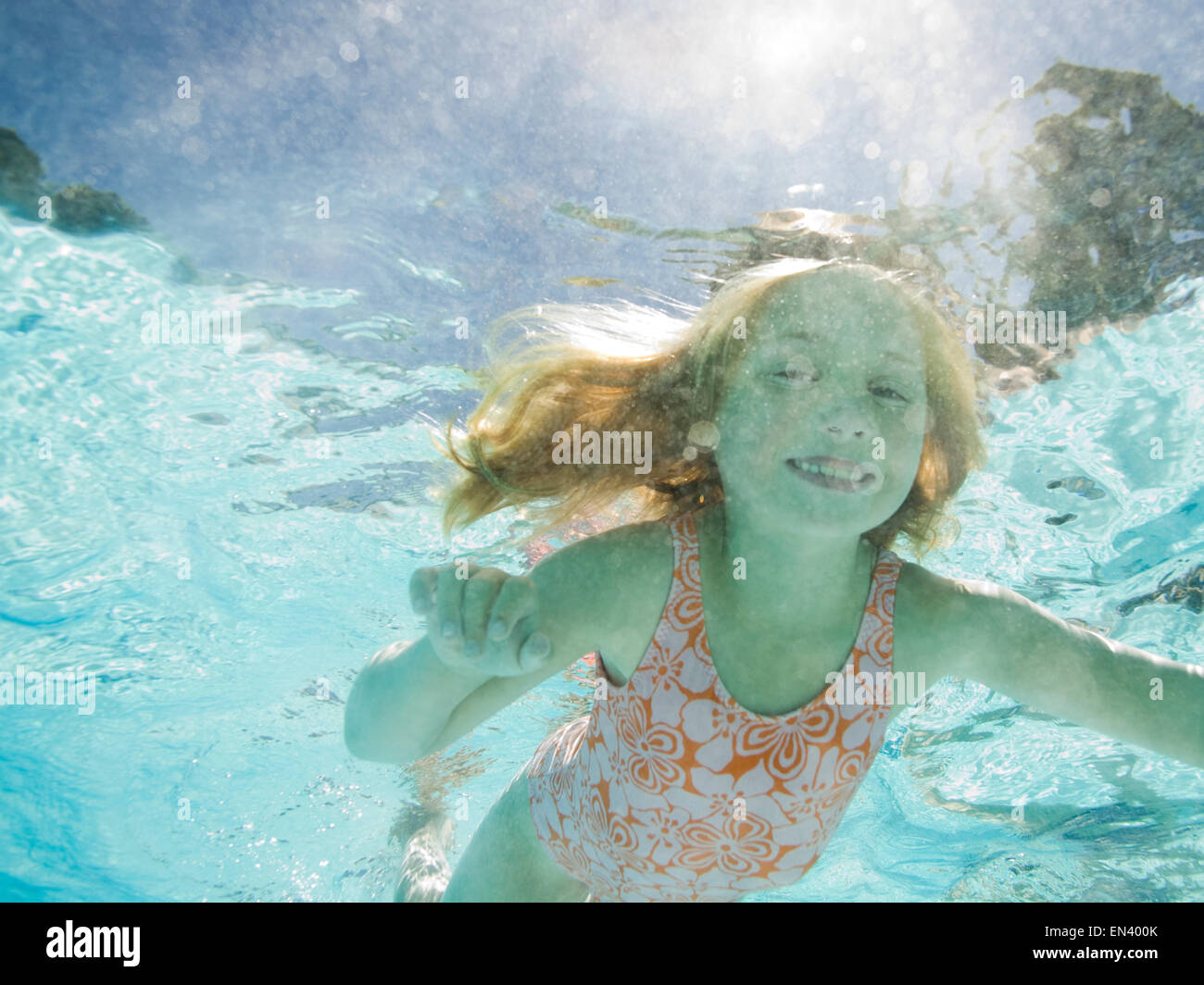 Mädchen im Schwimmbad Stockfoto