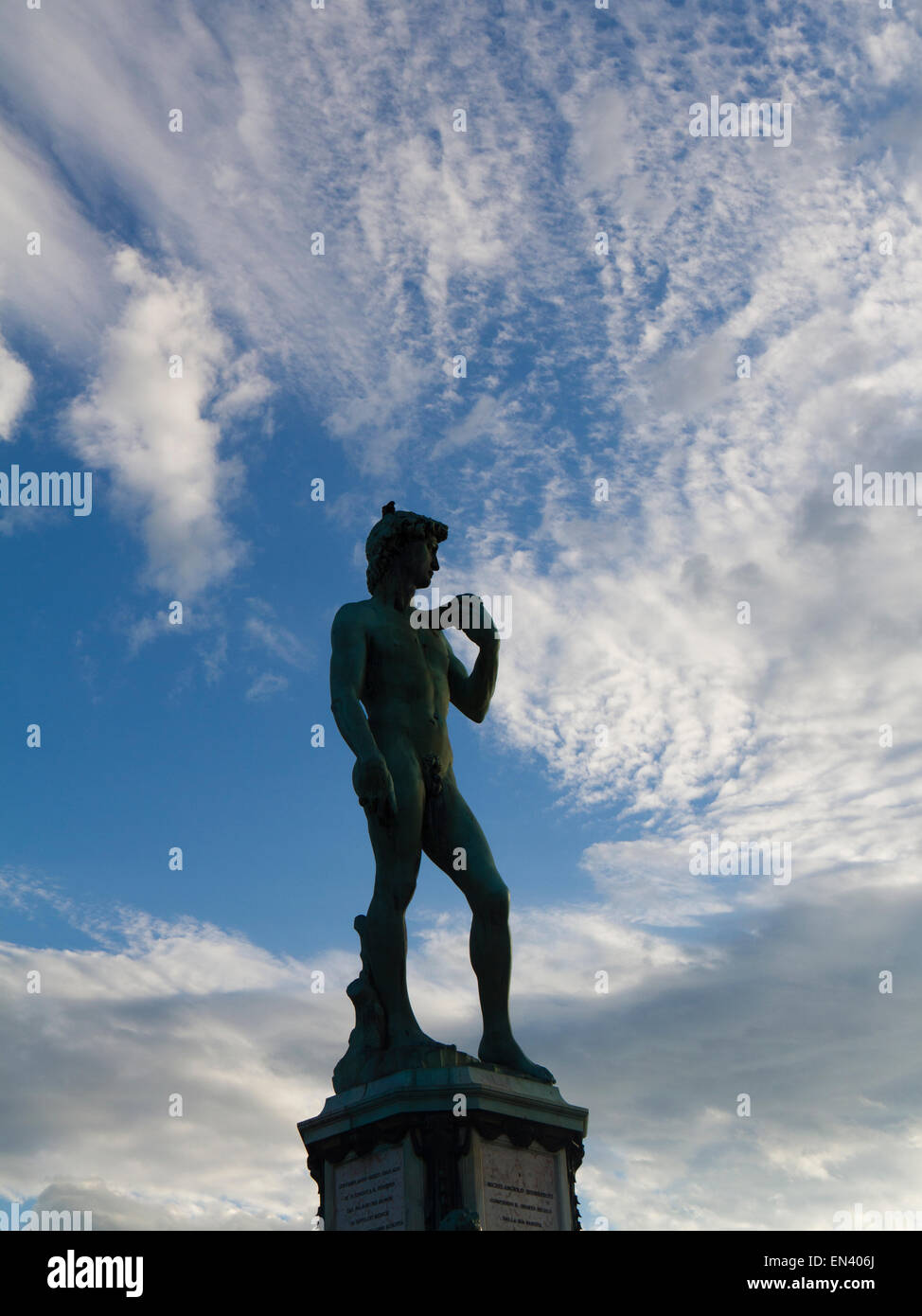 Italien, Florenz, Silhouette der Statue des David gegen Himmel Stockfoto