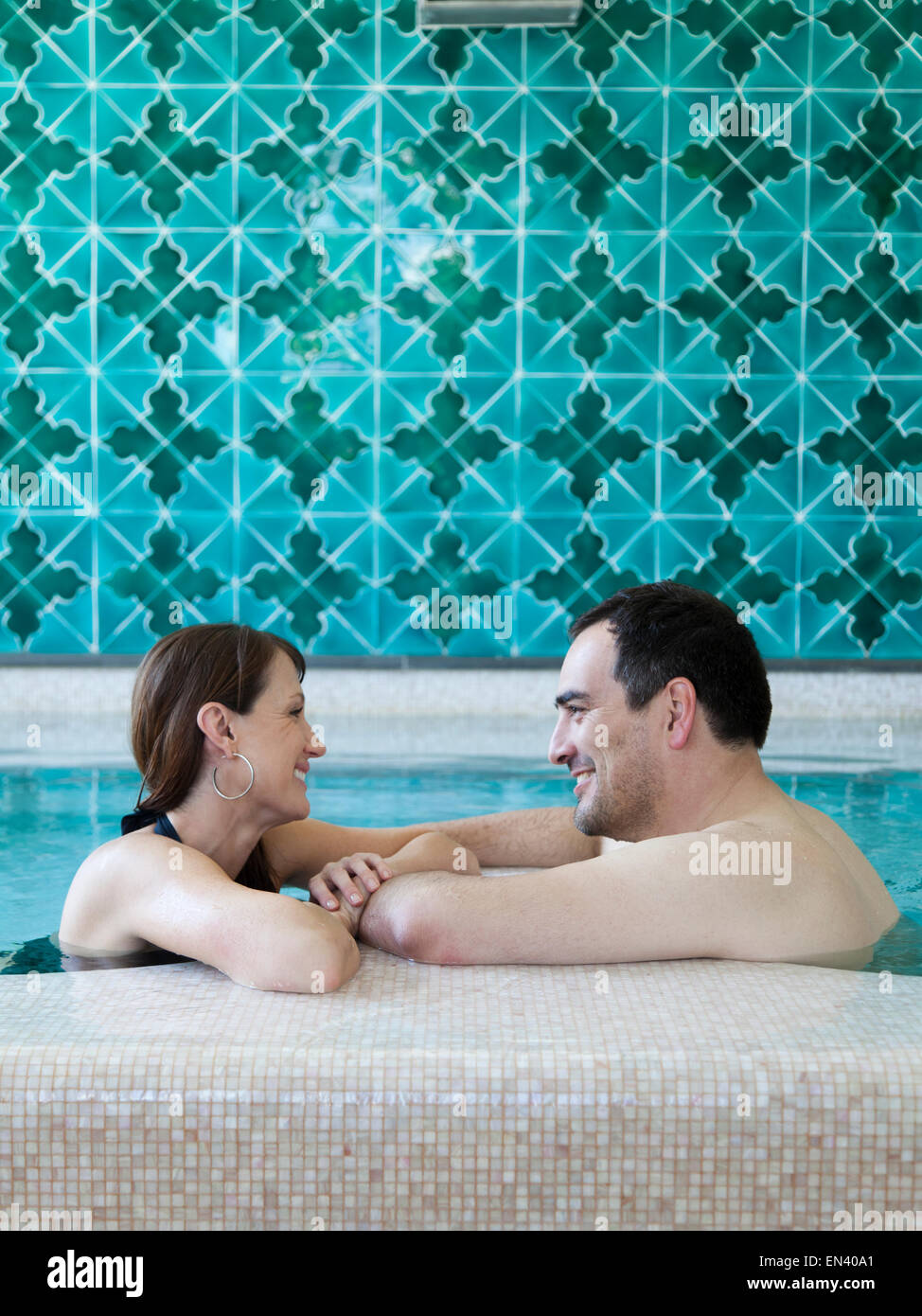 Italien, Küste von Amalfi, Ravello, älteres Paar im Schwimmbad Stockfoto