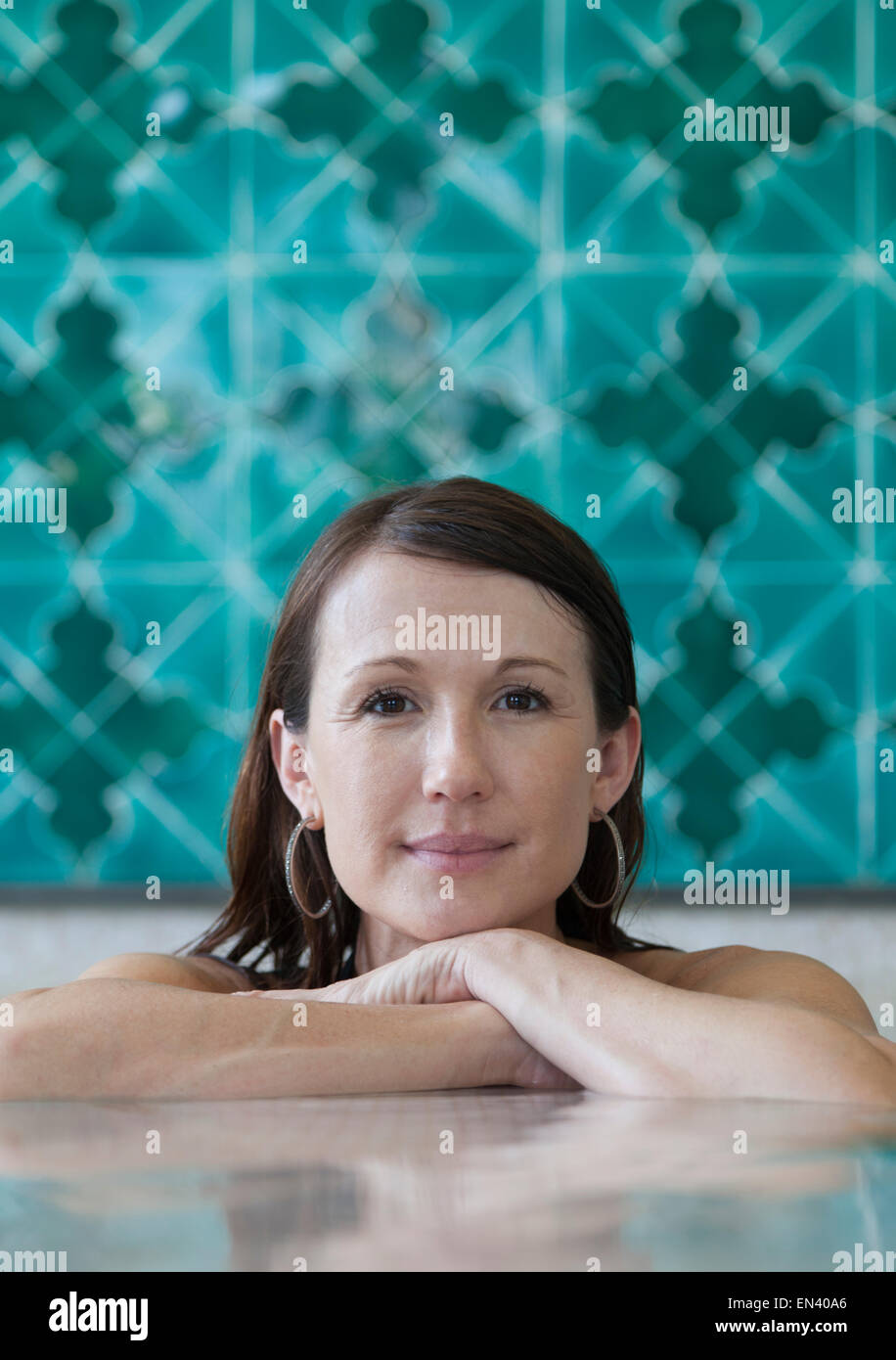 Italien, Küste von Amalfi, Ravello, Porträt von Reife Frau im Schwimmbad Stockfoto