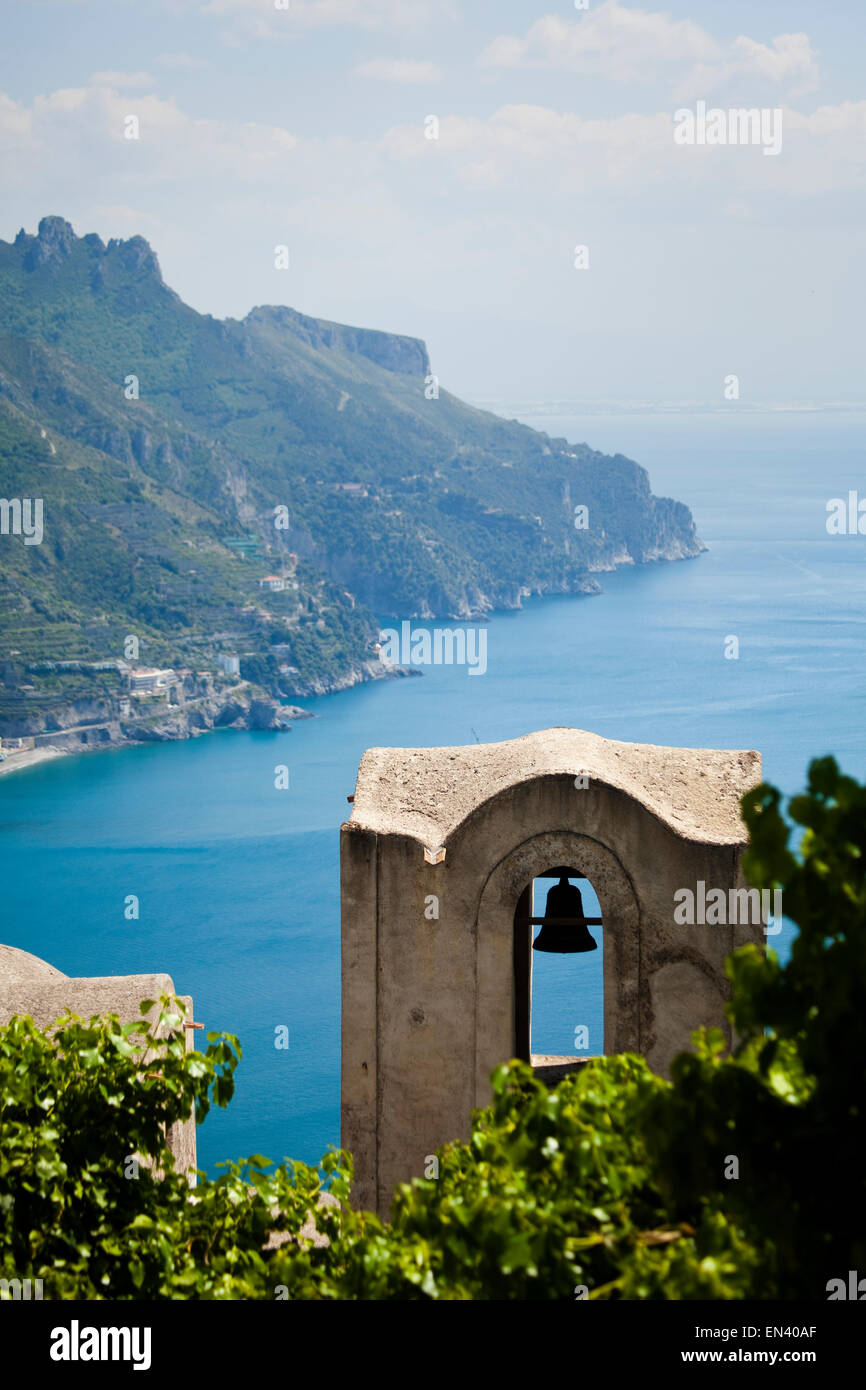 Italien, Küste von Amalfi, Ravello, Glockenturm mit Küste im Hintergrund Stockfoto