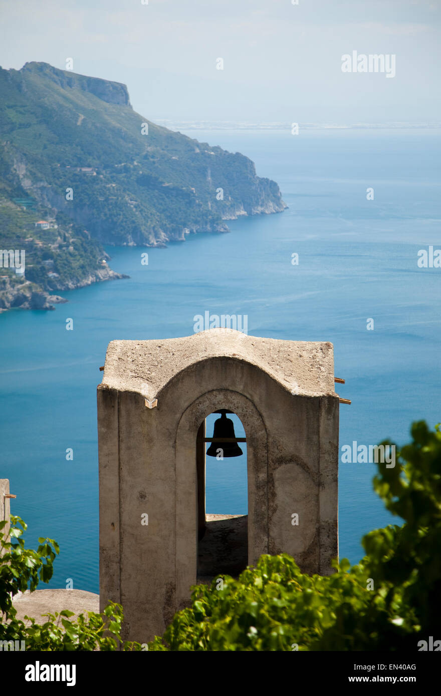 Italien, Küste von Amalfi, Ravello, Glockenturm mit Küste im Hintergrund Stockfoto