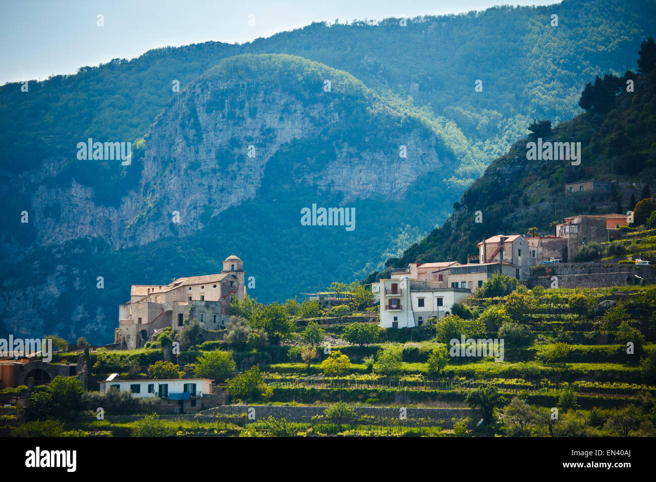 Italien, Küste von Amalfi, Ravello, Stadt, Gebäude auf Hügel Stockfoto