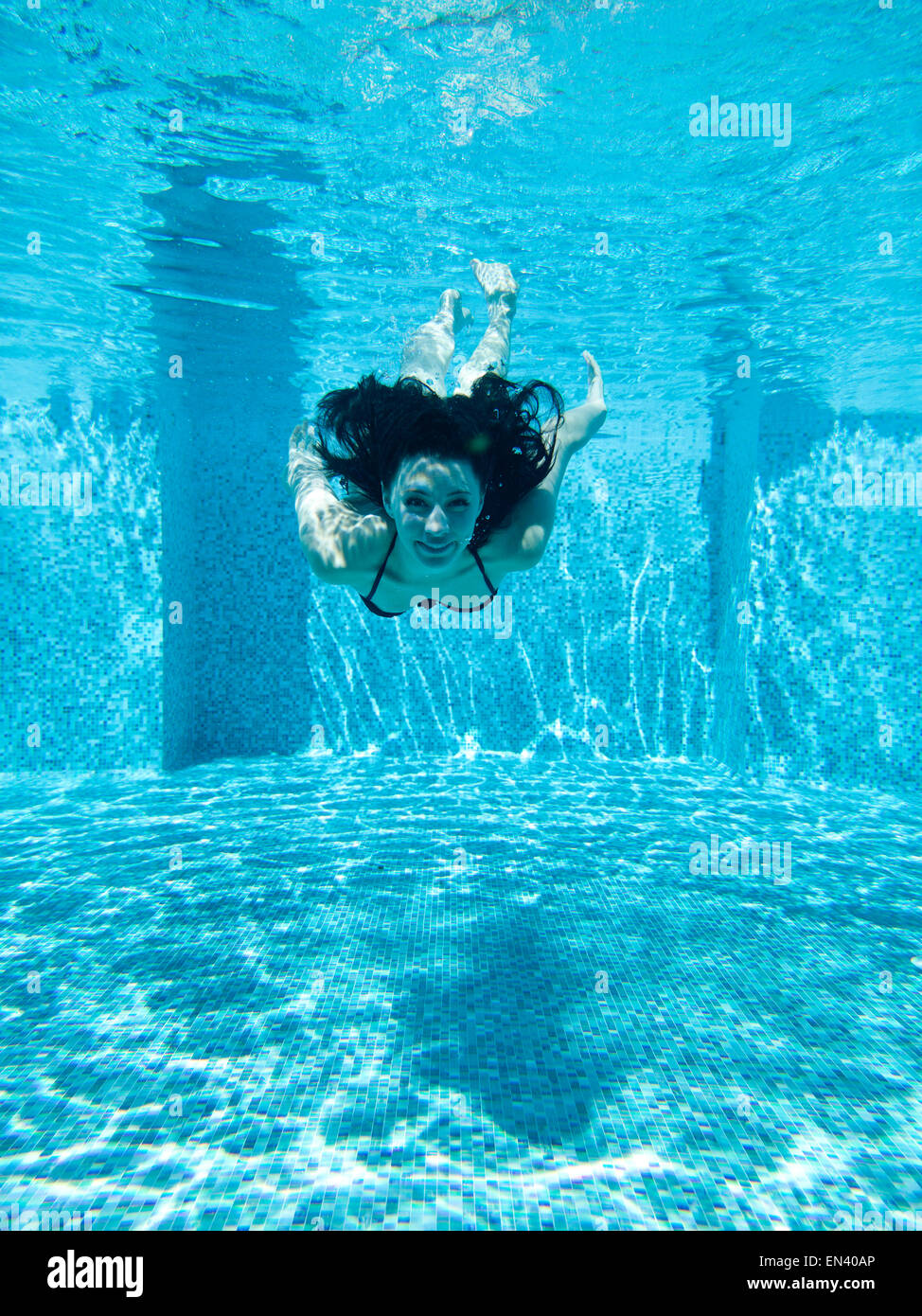 Italien, Küste von Amalfi, Ravello, junge Frau, die Schwimmen unter Wasser, Frontansicht Stockfoto