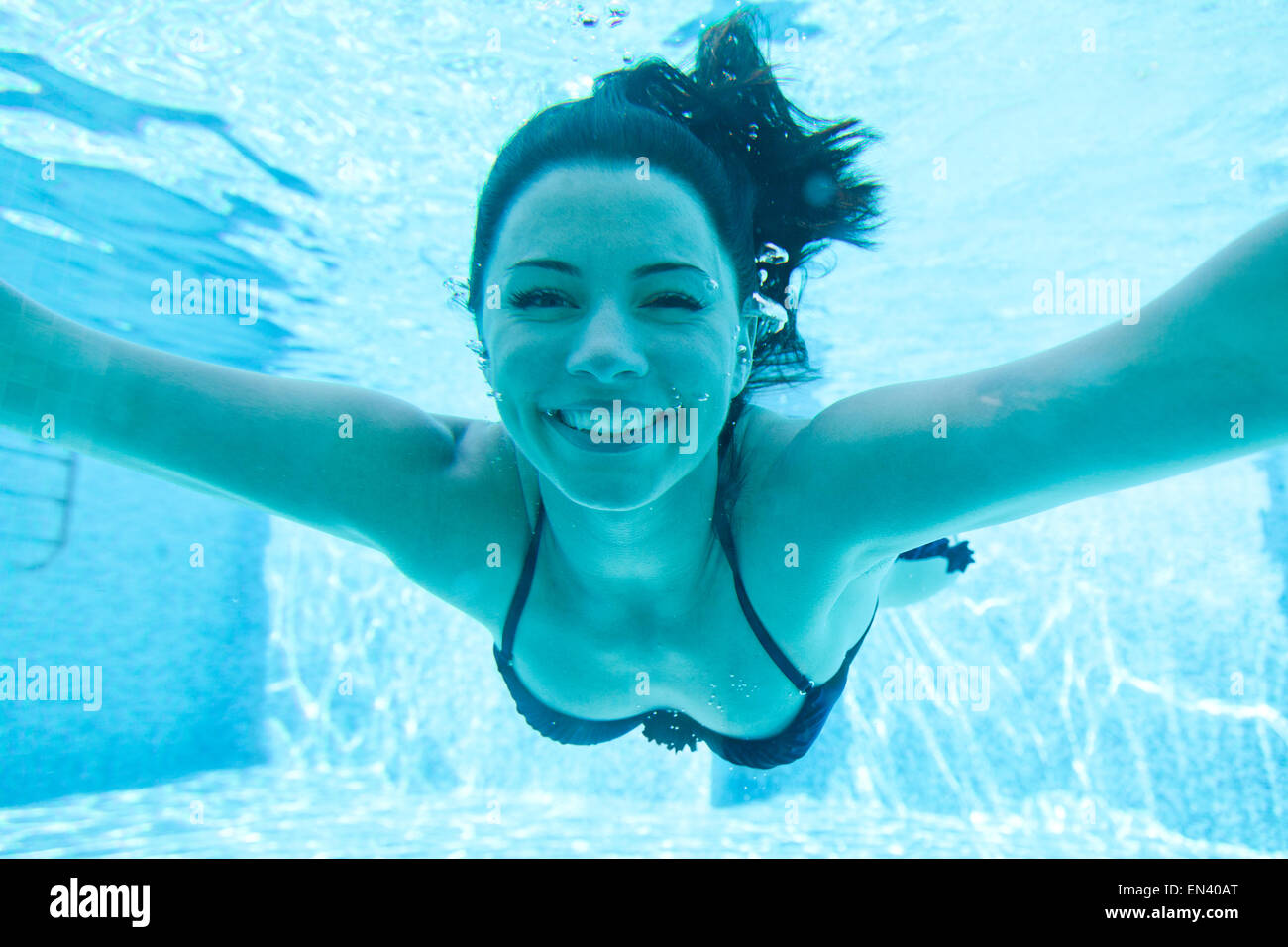 Italien, Küste von Amalfi, Ravello, lächelndes Mädchen Schwimmen unter Wasser, Frontansicht Stockfoto