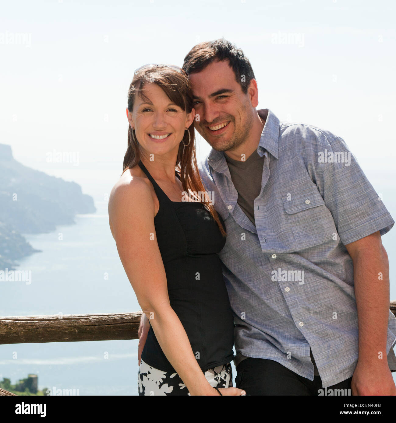 Italien, Küste von Amalfi, Ravello, Porträt des Lächelns reifes Paar Stockfoto