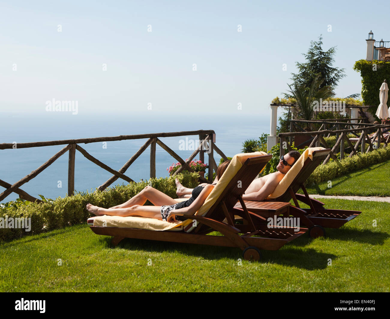 Italien, Küste von Amalfi, Ravello, älteres Paar auf Liegestühlen liegend Stockfoto