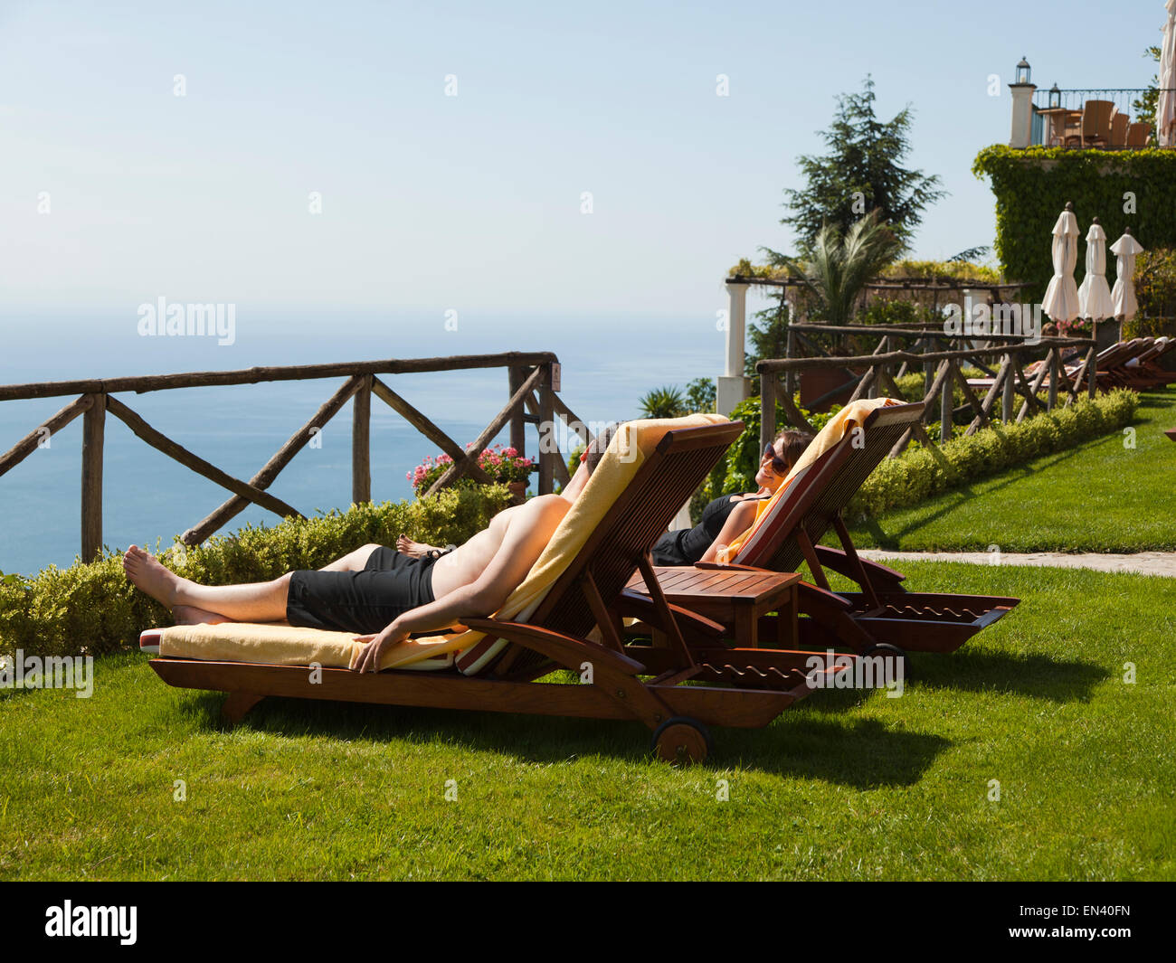 Italien, Küste von Amalfi, Ravello, älteres Paar auf Liegestühlen liegend Stockfoto