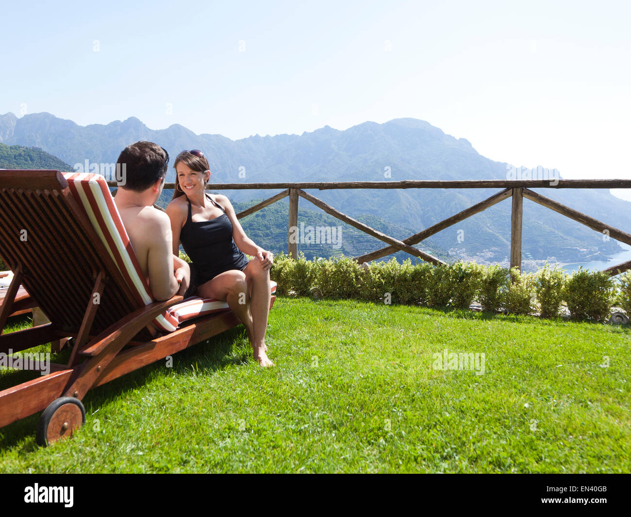 Italien, Küste von Amalfi, Ravello, älteres Paar sitzt auf Sessel Stockfoto