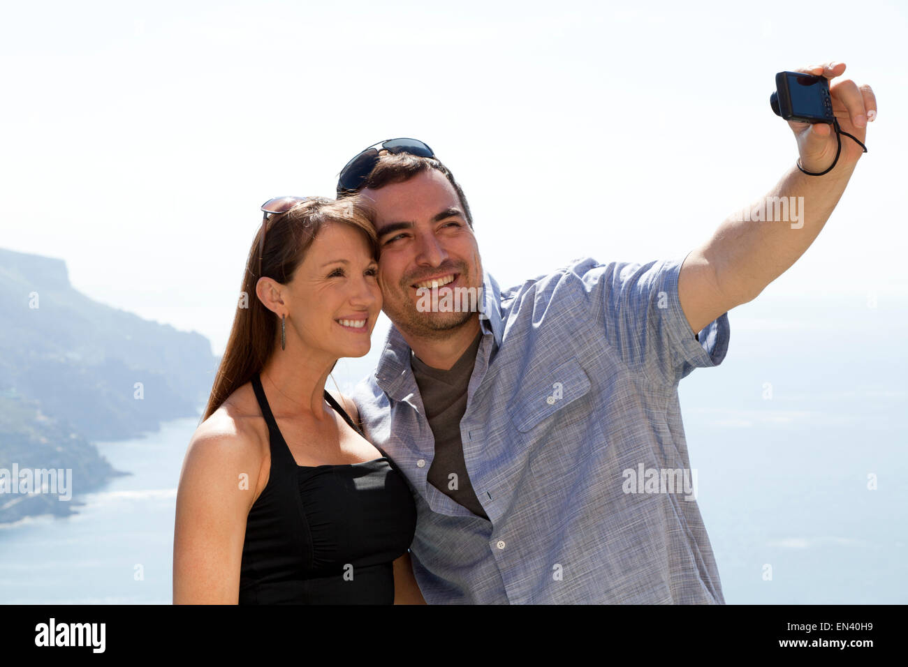 Italien, Küste von Amalfi, Ravello, lächelnd älteres Paar selbst fotografieren Stockfoto