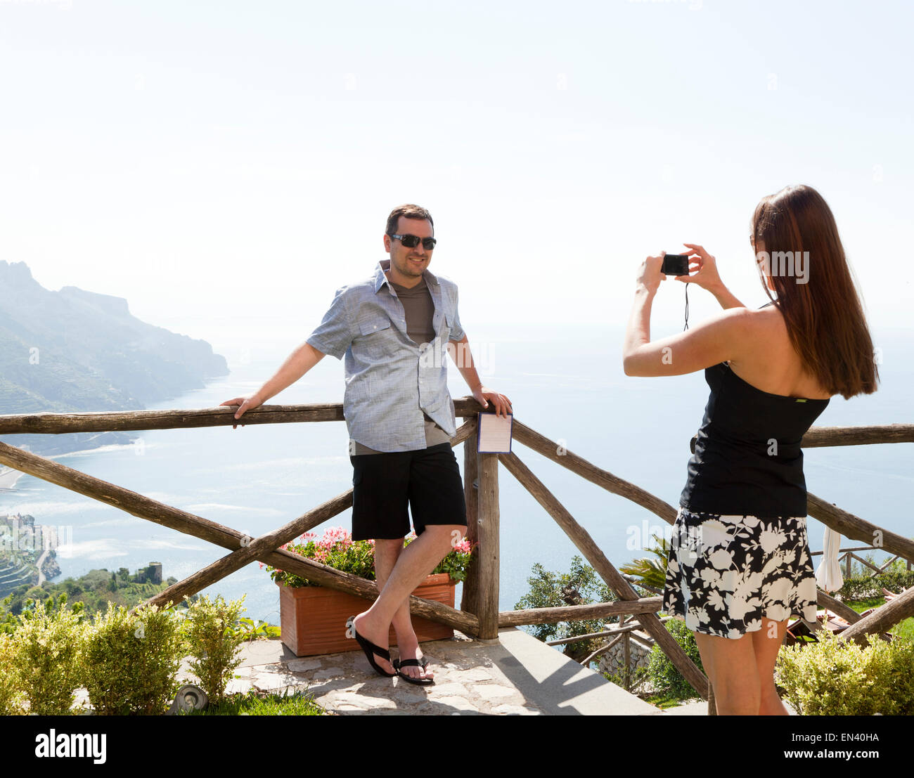 Italien, Küste von Amalfi, Ravello, Frau unter Bild der Männer Stockfoto