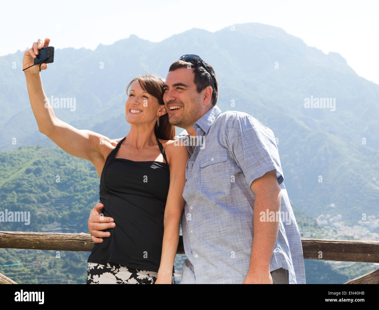 Italien, Küste von Amalfi, Ravello, lächelnd älteres Paar selbst fotografieren Stockfoto
