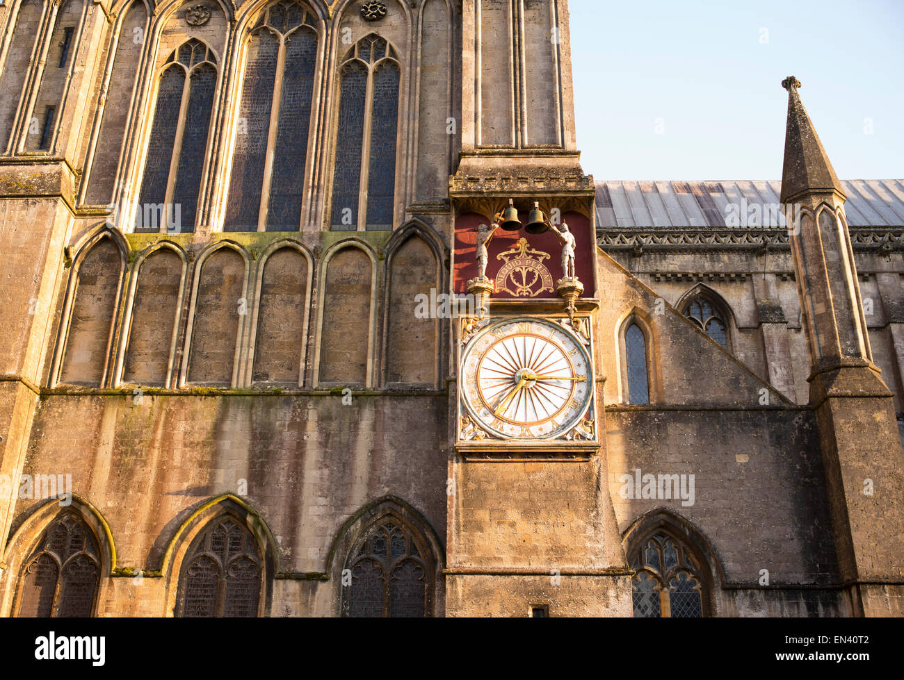 Wells Cathedral Uhr und Architektur in der späten Nachmittag Sonne. Somerset, England Stockfoto