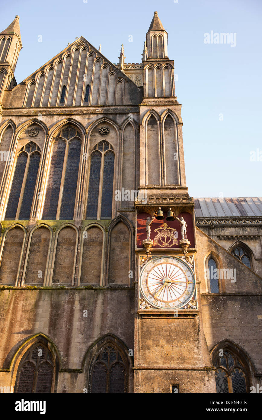 Wells Cathedral Uhr und Architektur in der späten Nachmittag Sonne. Somerset, England Stockfoto