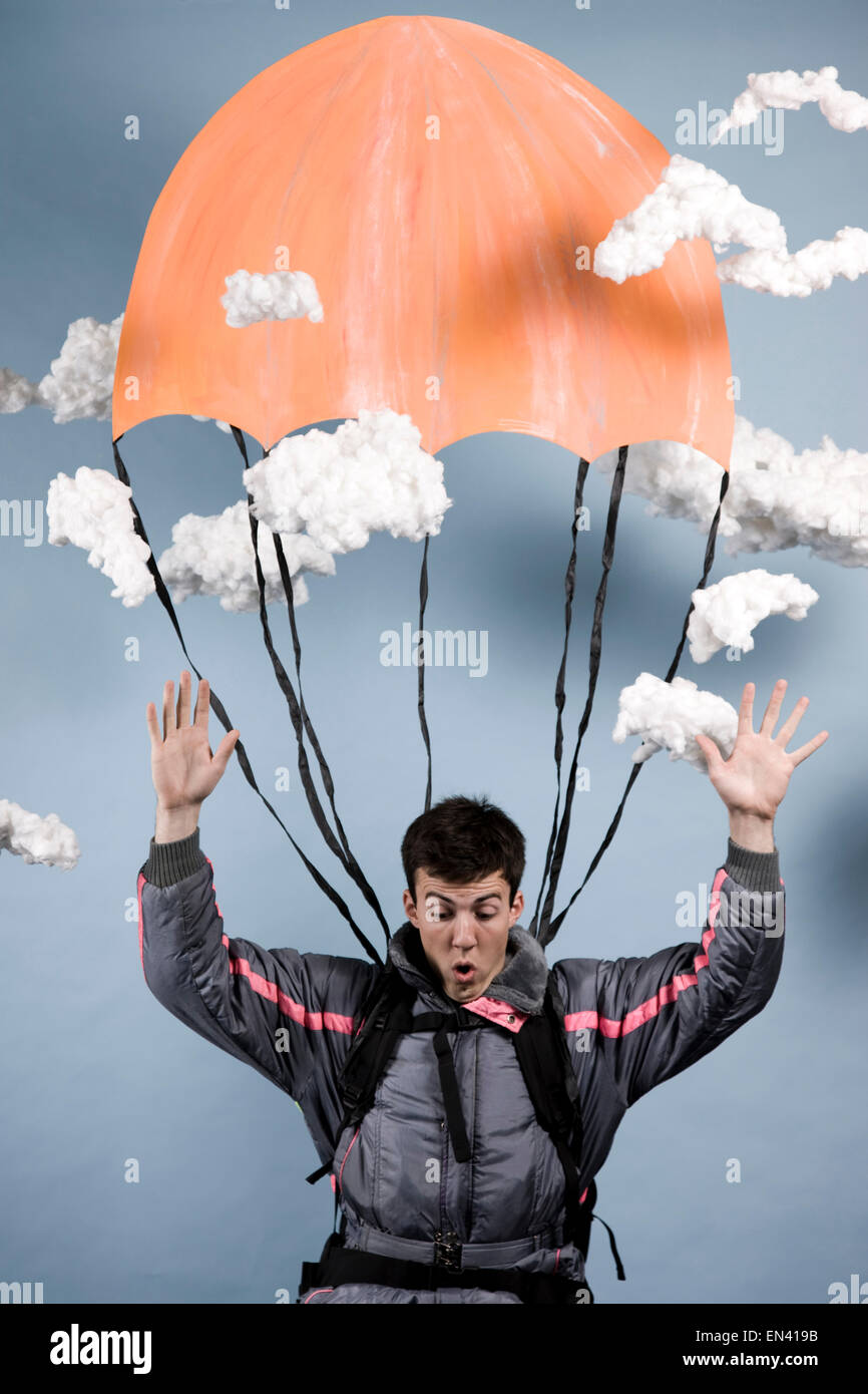 Mann in einem Overall Fallschirmspringen Stockfoto
