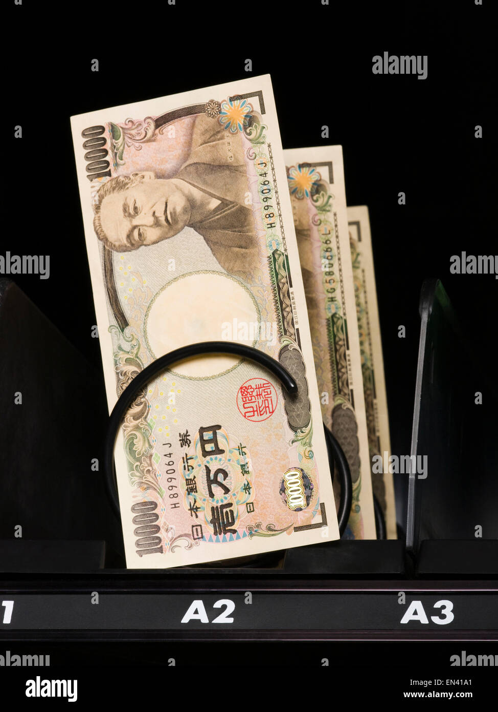 Währung in einem Automaten Stockfoto