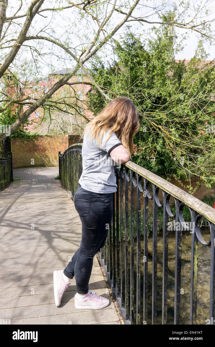 Teenager-Mädchen Geländer gelehnt Stockfoto