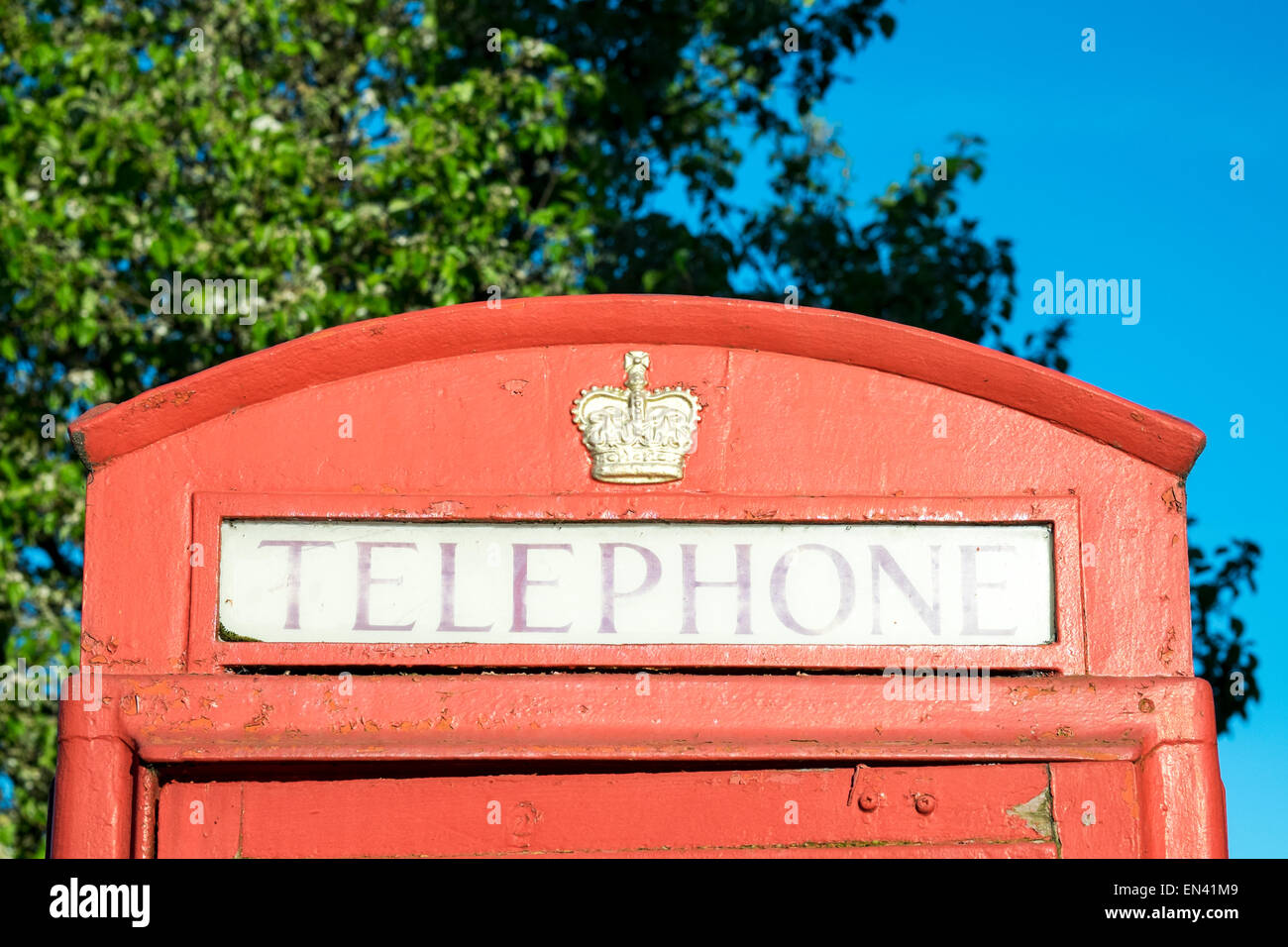 Blickte zu UK K6 öffentliche Telefonzelle mit Goldkrone Stockfoto