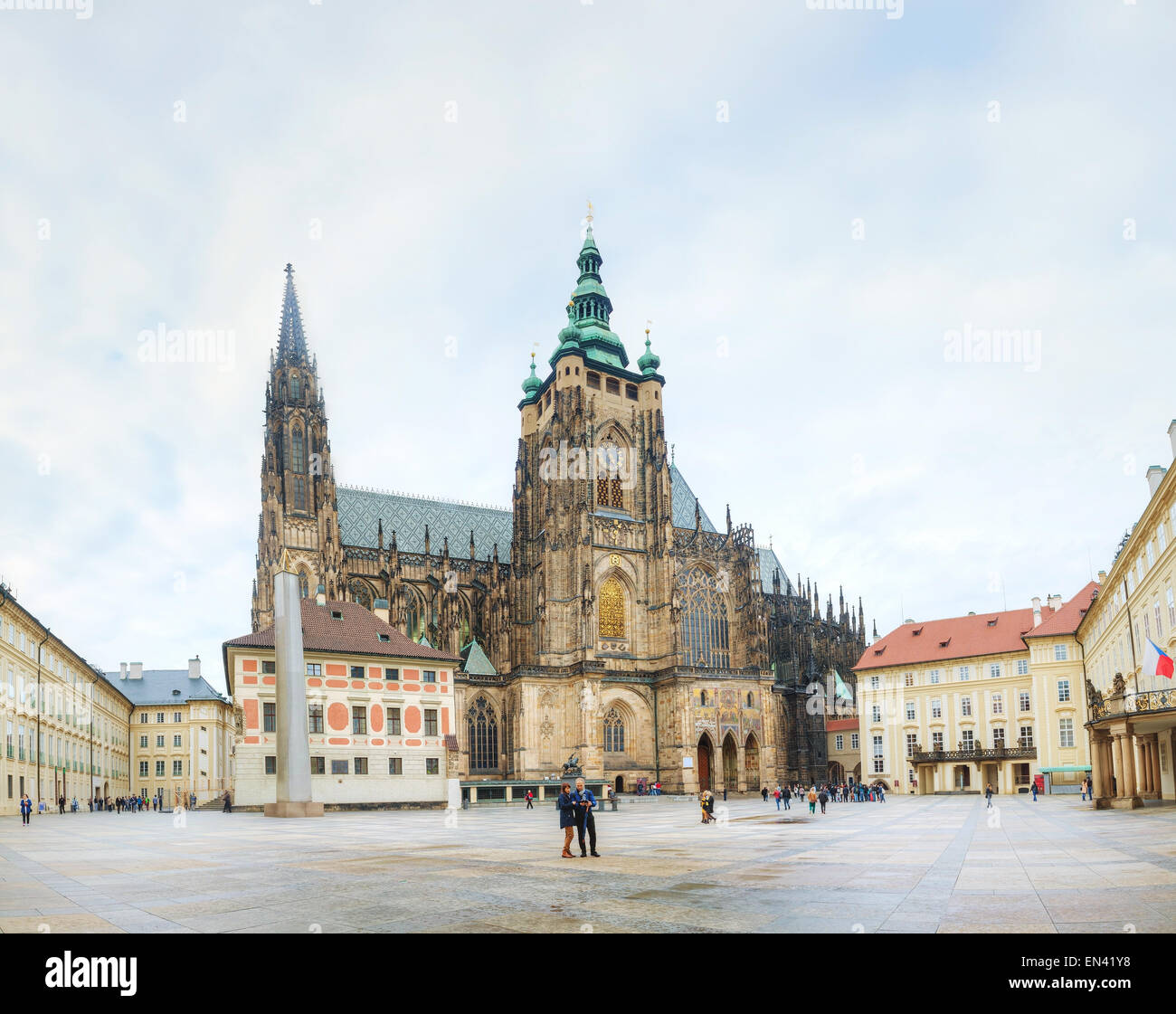 Prag - 17 Oktober: St. Vitus Cathedral umgeben von Touristen am 17. Oktober 2014 in Prag. Stockfoto
