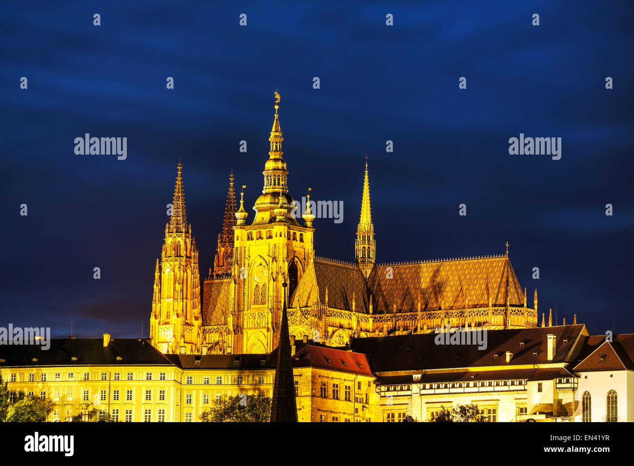 Die Pragerburg bei Nacht hautnah Stockfoto