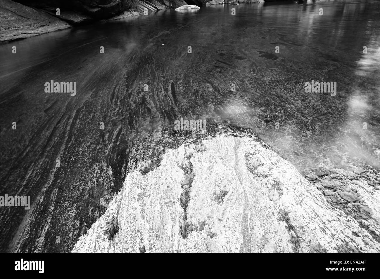 schönen Fluss auf Felsen Stockfoto
