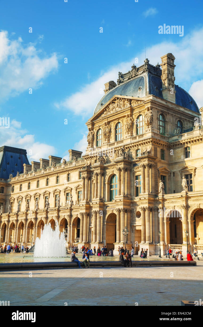 PARIS - Oktober 9: Der Louvre Museum am 9. Oktober 2014 in Paris, Frankreich. Das Louvre-Museum ist eines der weltweit größten museum Stockfoto