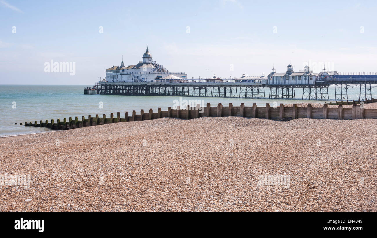 Eastbourne, Vereinigtes Königreich. 25. April 2015. UK-Wetter: Eine große Buhne steht am Strand vor dem Pier an einem angenehmen Frühling Nachmittag in Eastbourne an Englands Südküste. © Stephen Chung / Alamy Live News Stockfoto
