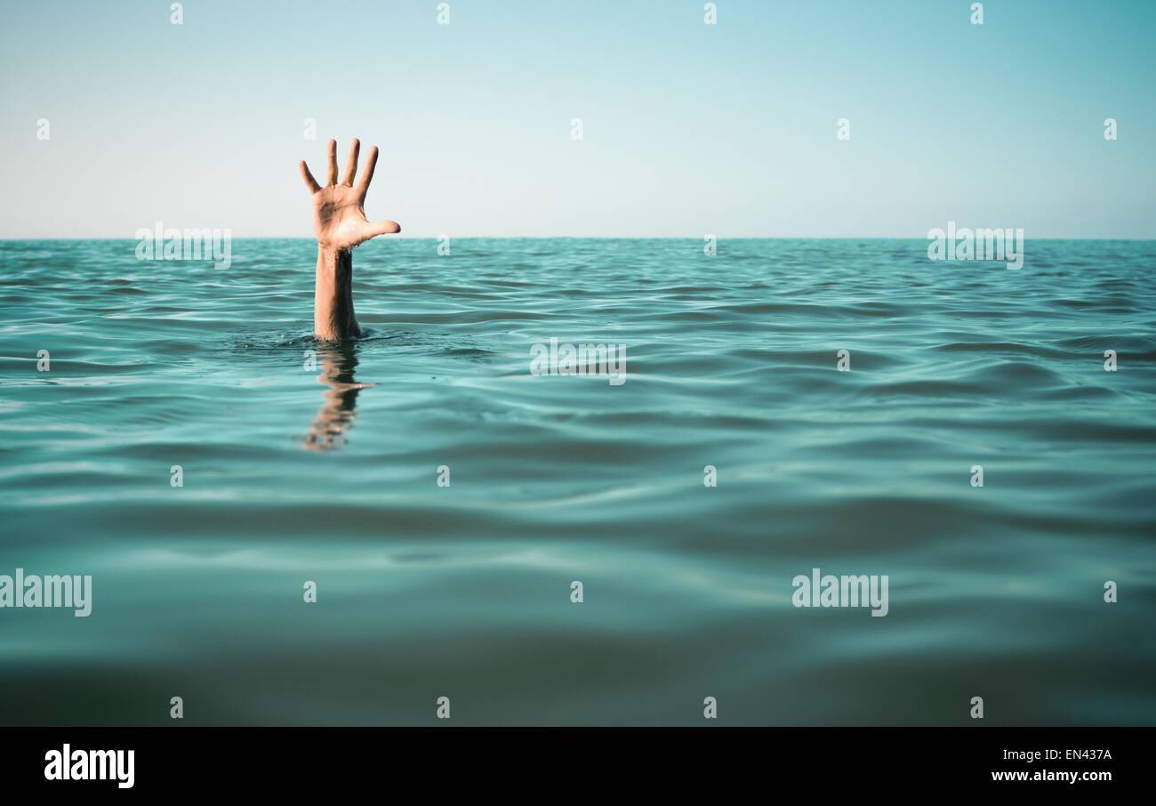 Hand im Meerwasser um Hilfe zu bitten. Scheitern und Rettung Konzept. Stockfoto