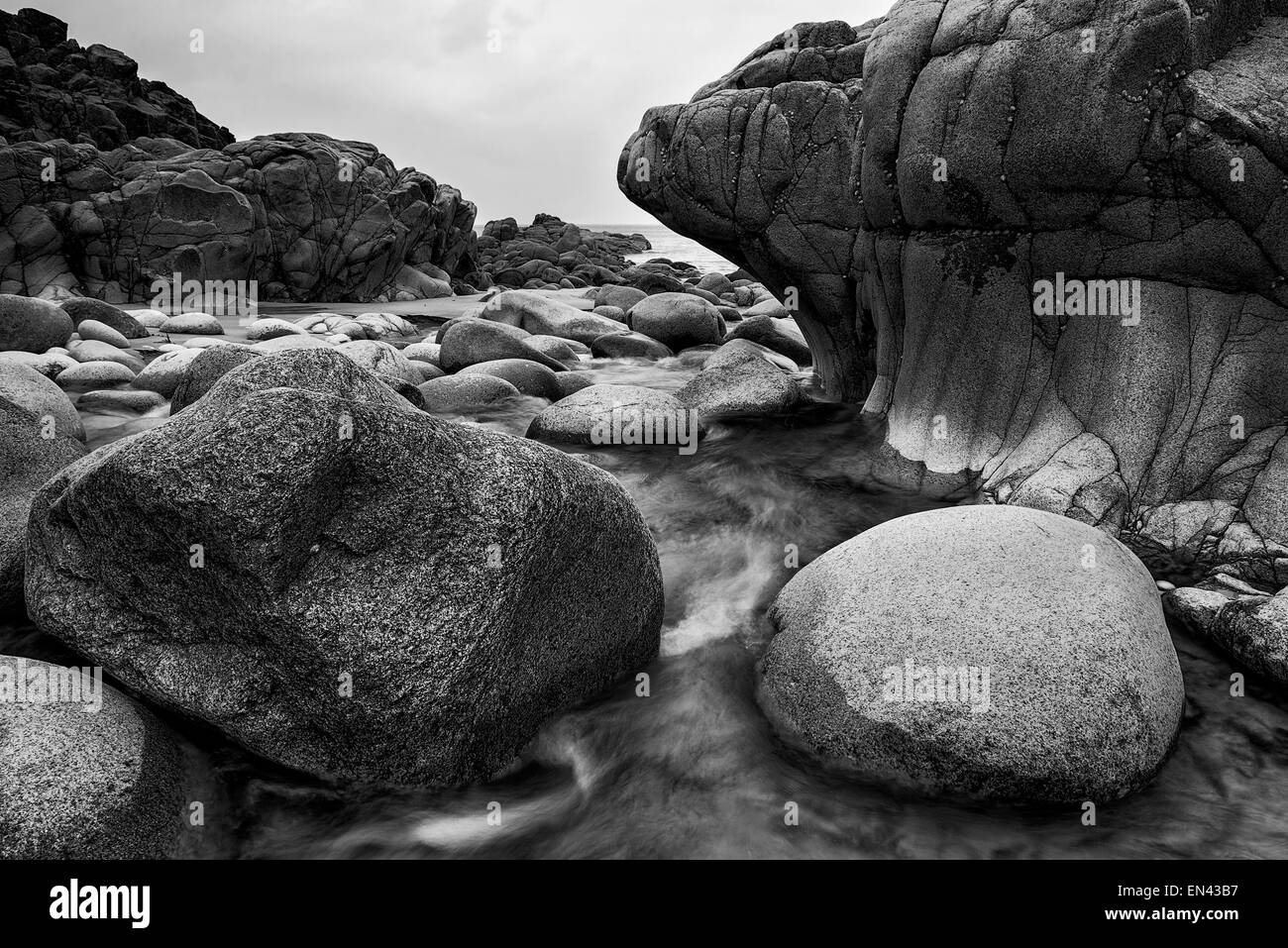Schöne Landschaft der Porth Nanven Strand Cornwall England schwarz / weiß Stockfoto