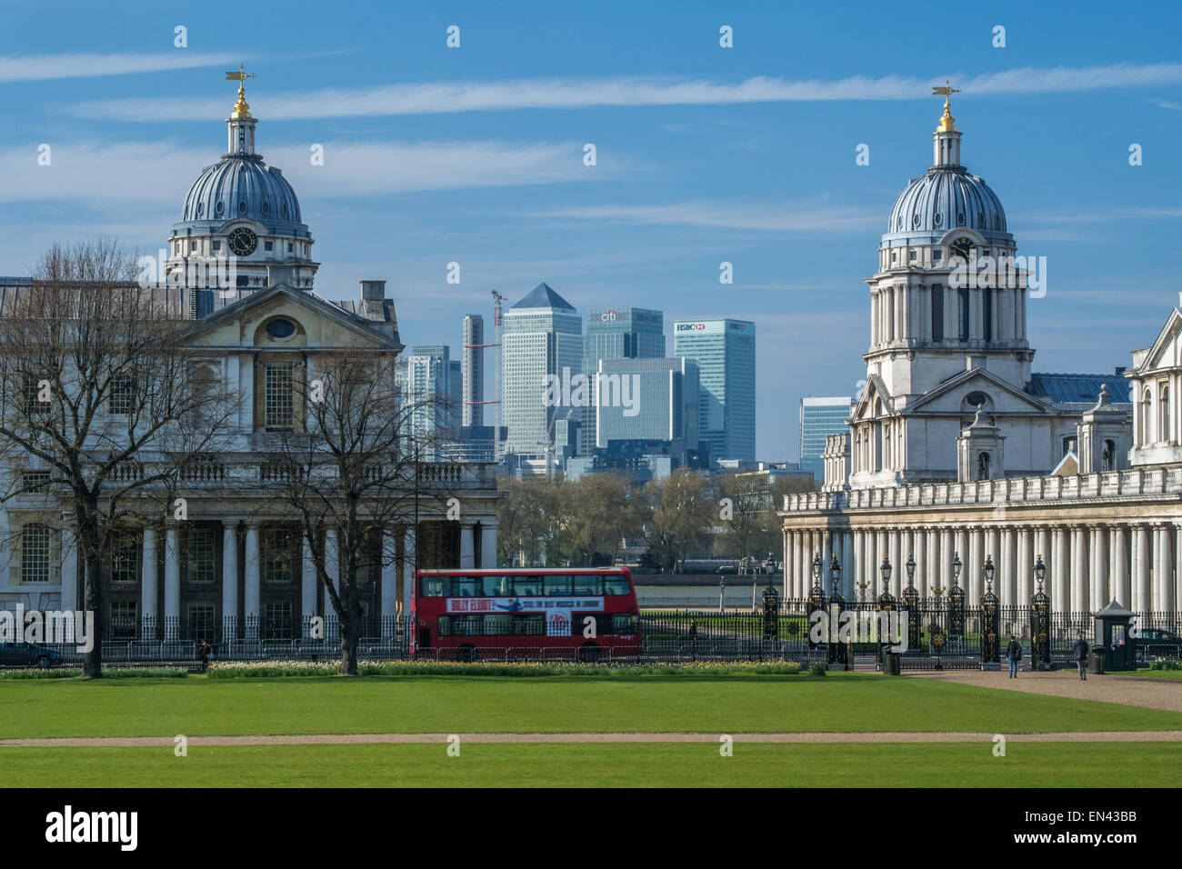 Gebäude der Universität von Greenwich und Isle of Dogs hinter, als angesehen von Greenwich Park, London. Stockfoto