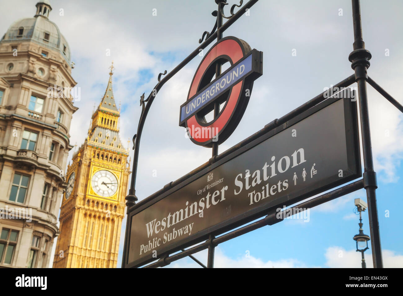 Londoner u-Bahn-Schild in der Nähe von der Westmisnster station Stockfoto
