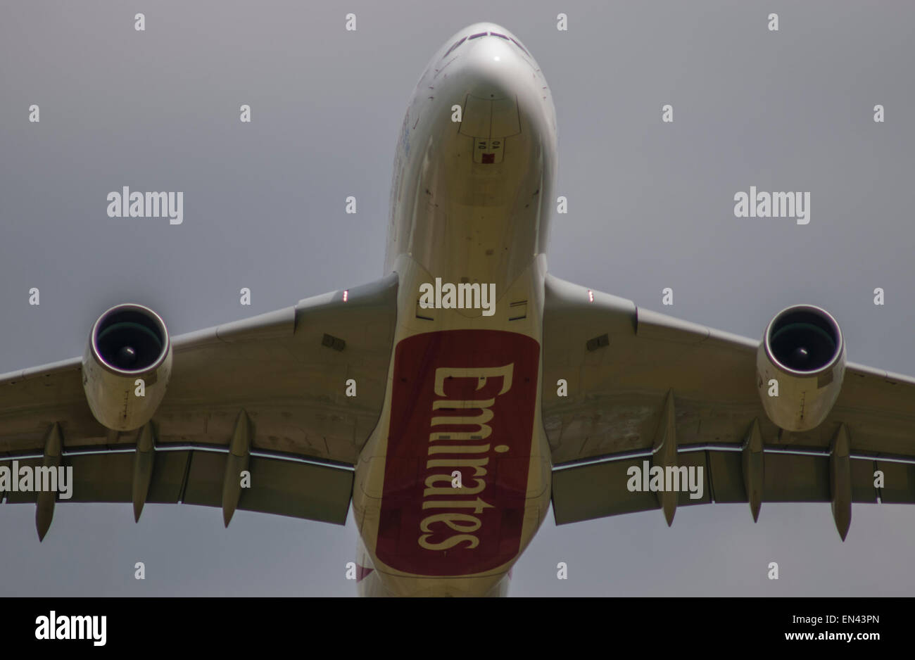 Flughafen Gatwick, Horley, Surrey, Großbritannien. April 2015. Ein allgemein heller Frühlingstag mit verstreuten dunklen Wolken, die sich beim Start und der Landung von Flugzeugen im geschäftigen Gatwick erhöhen. Dieses Bild von Emirates Airbus A380 Stockfoto