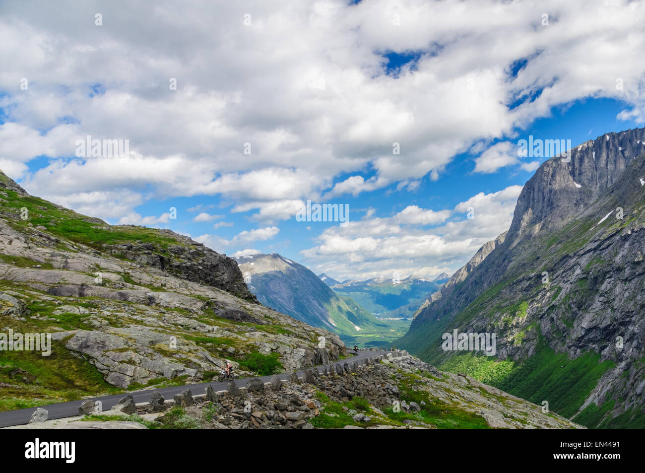 Wolkengebilde Blick auf eine Sommer-Tal und die Bergstraße Trollstigen, Norwegen Stockfoto