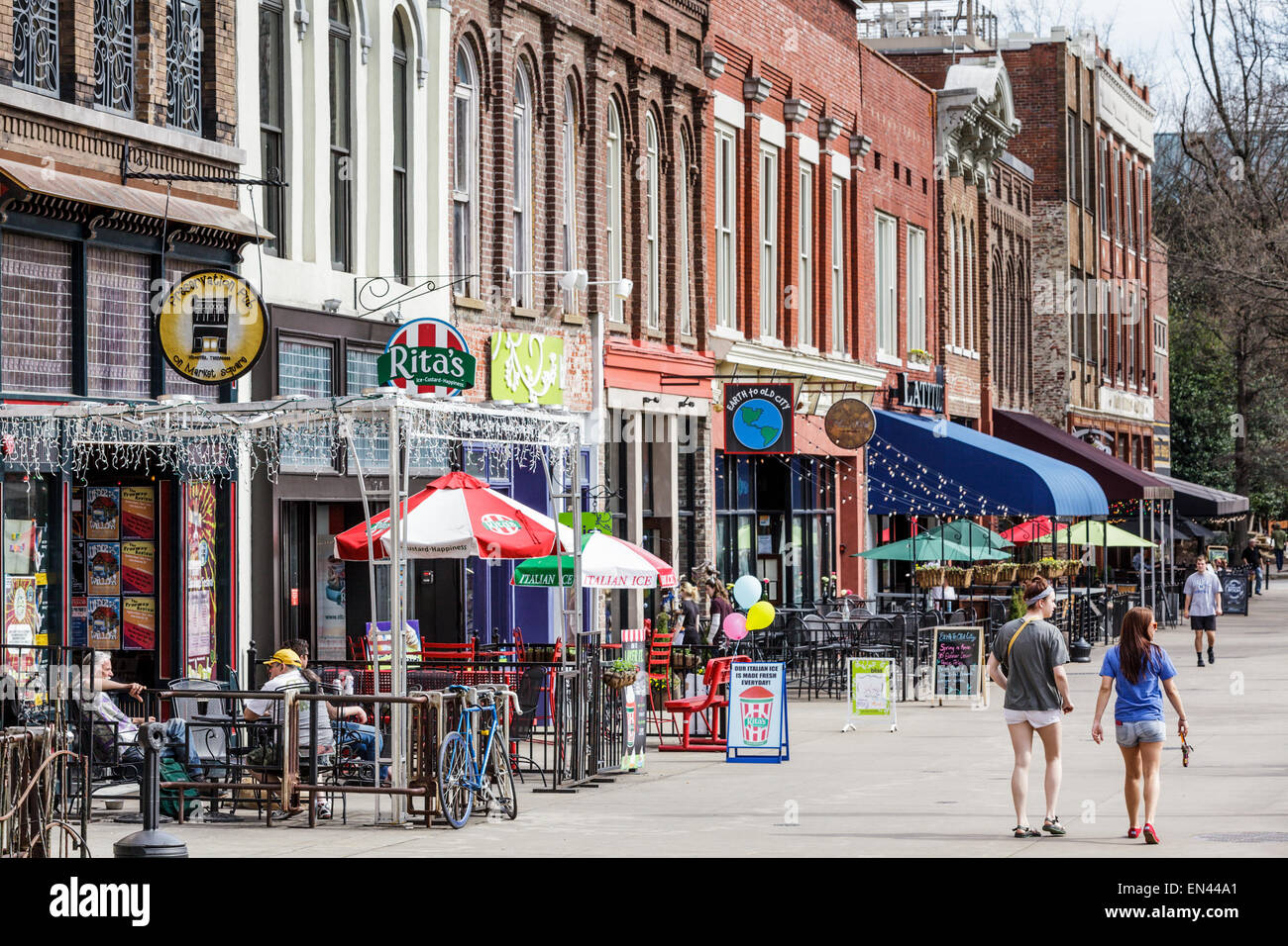 Marktplatz zieht Massen zum Mittagessen bei schönem Wetter, Knoxville, Tennessee, USA Stockfoto