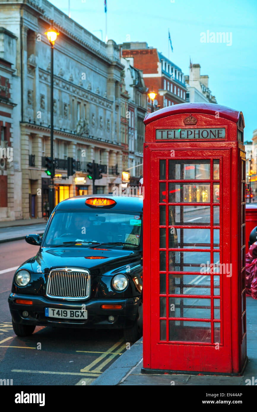 LONDON - APRIL 12: Berühmte rote Telefonzelle und Taxi Cab am 12. April 2015 in London, Vereinigtes Königreich. Stockfoto