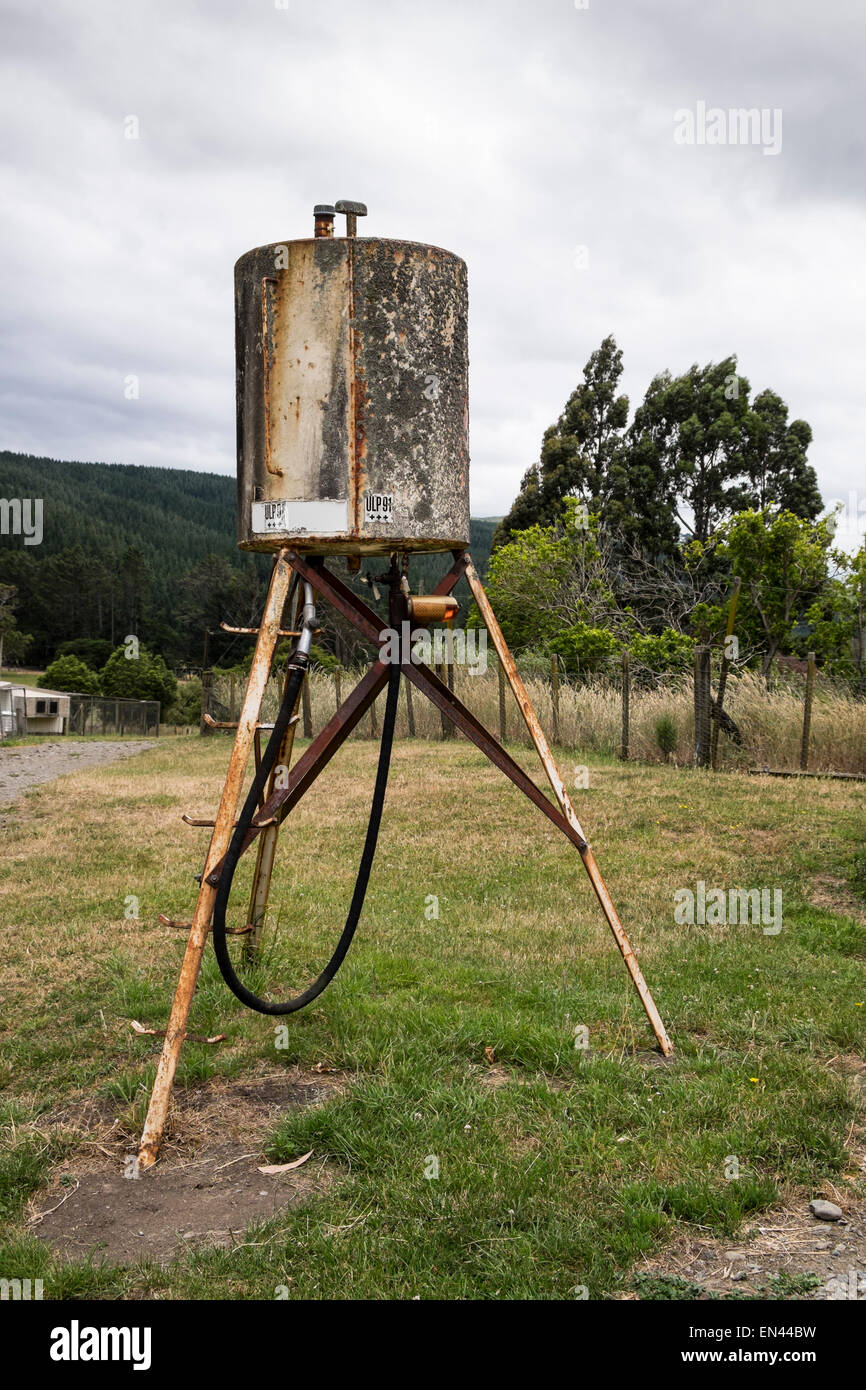 Lagerung und Abgabe Benzintank auf Petuna Farm, New Zealand. Stockfoto