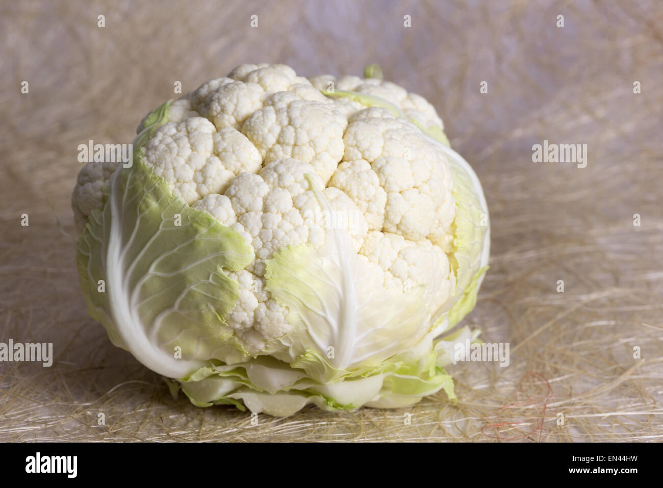 Frischer Blumenkohl Kopf Kohl Gemüse auf Tisch Stockfoto