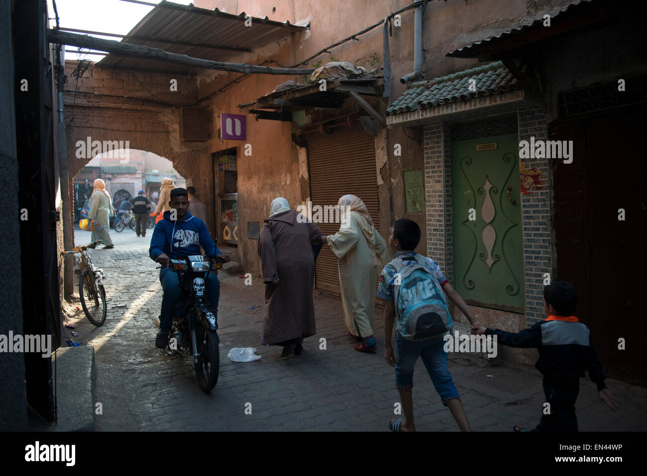 Medina, Marrakesch.  Sidi Ayoub.  Fußgänger und scooter Stockfoto