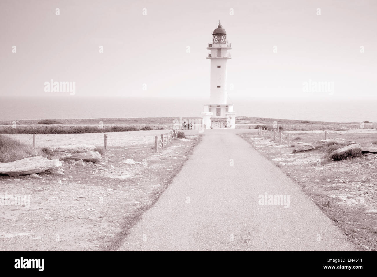 Barbaria Cape Leuchtturm; Formentera; Balearischen Inseln; Spanien in Schwarzweiß und Sepia-Farbton Stockfoto