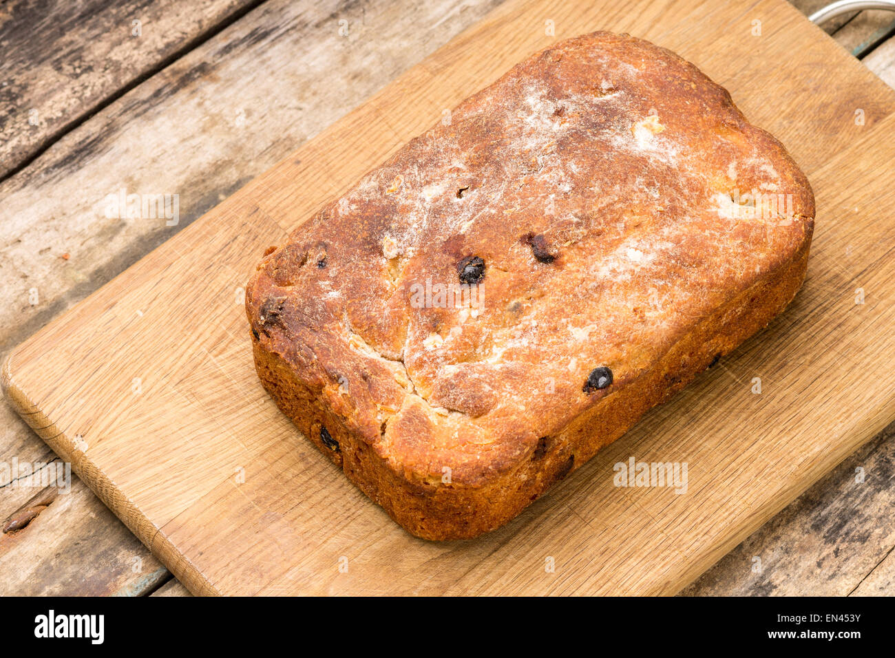 Süßes Brot mit Rosinen auf Schneidebrett. Hausgemachte Küche Stockfoto