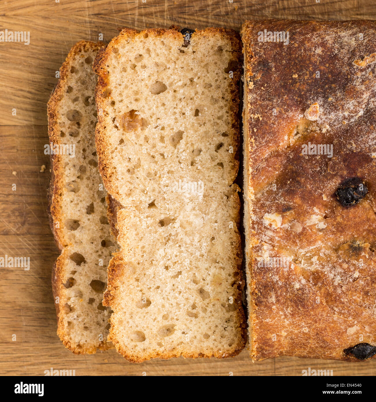 Geschnittenem Brot hausgemachte süße ungesäuertes Weizenbrot. Draufsicht quadratische Komposition Stockfoto