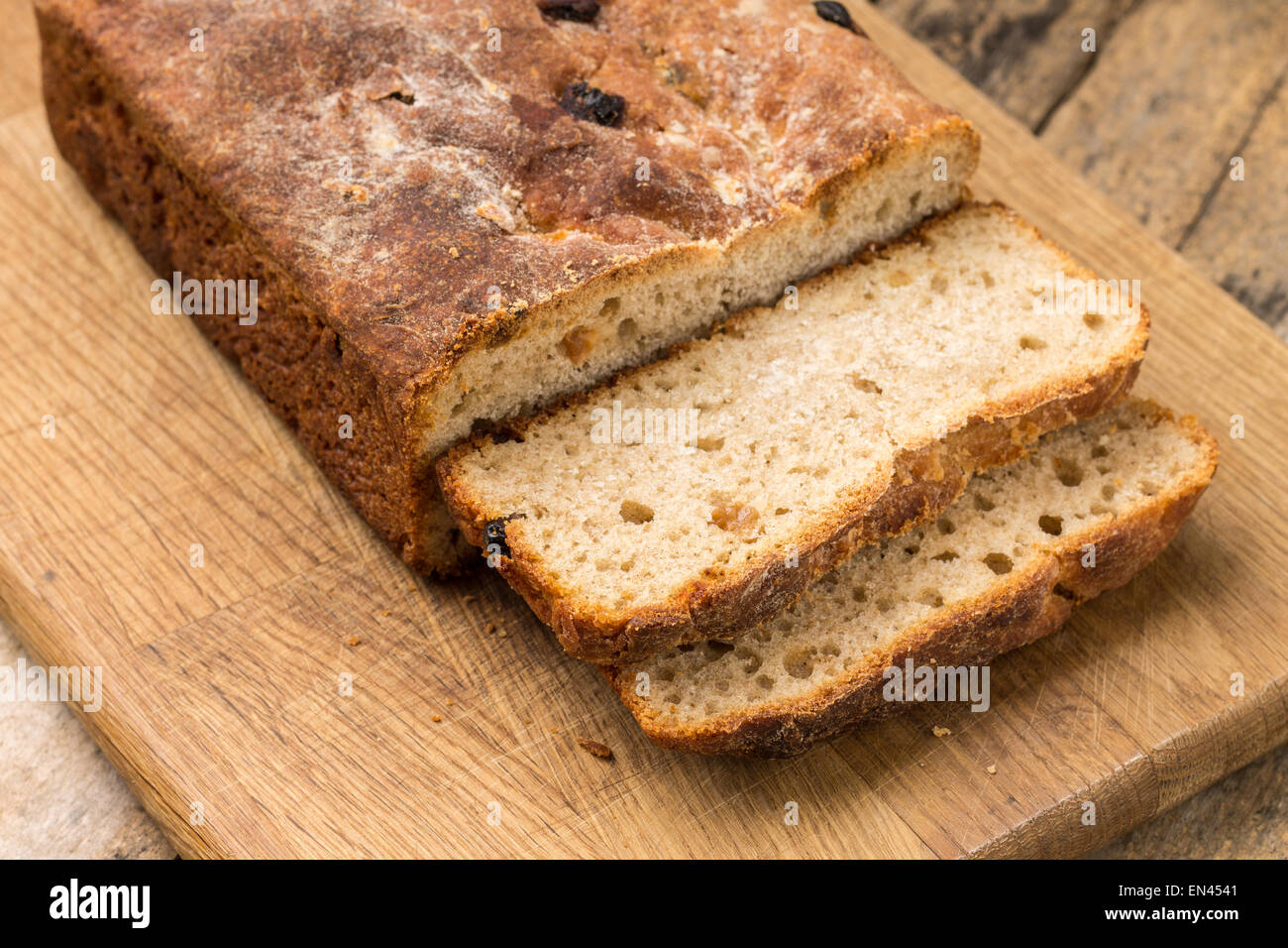 In Scheiben geschnitten Brot hausgemachte ungesäuertes Weizenbrot auf Schneidebrett Stockfoto