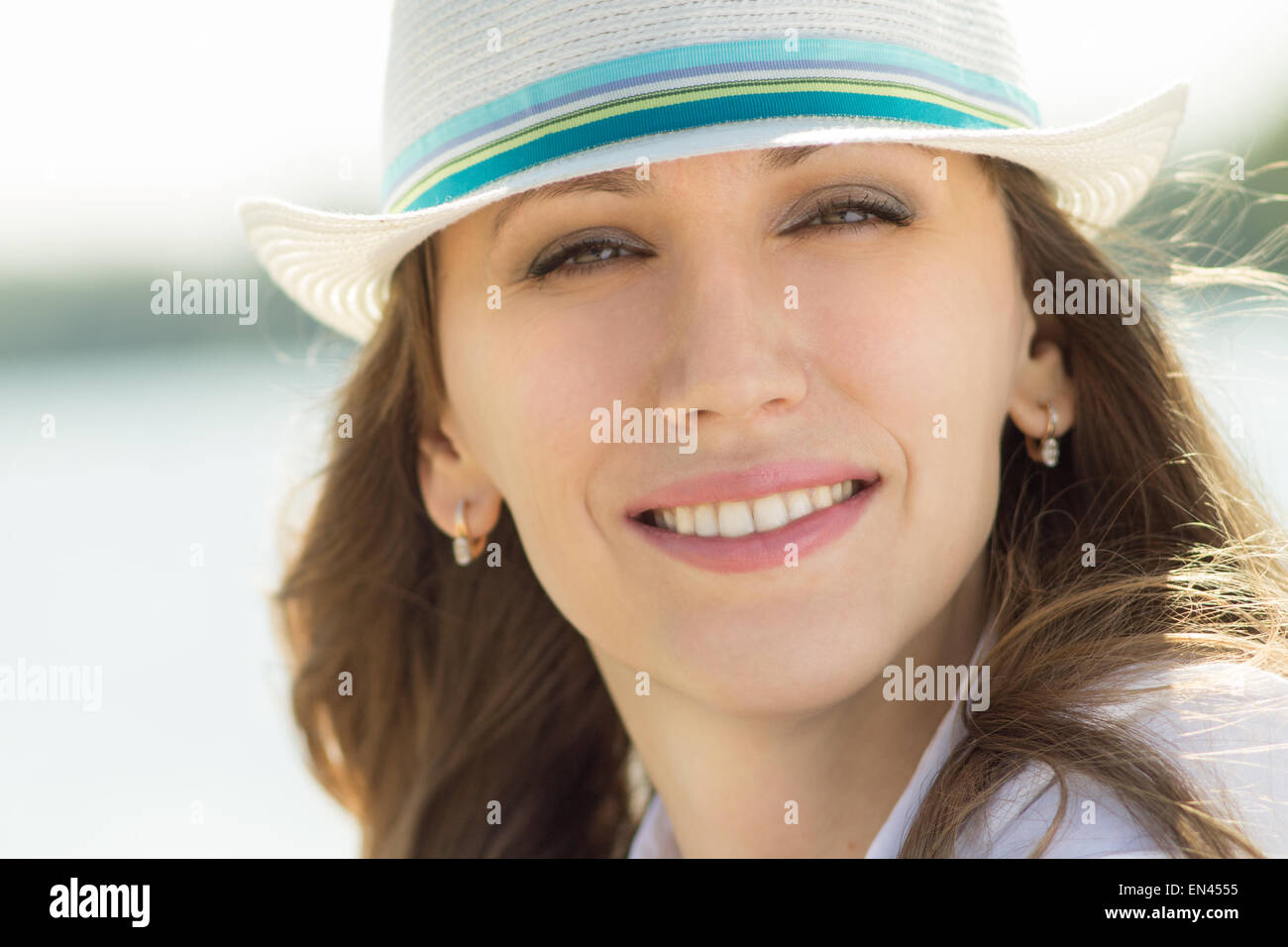 Junge schöne Frau in weißen Hut auf den Sommertag. Ziemlich kaukasische Mädchen hat Spaß im Urlaub Stockfoto