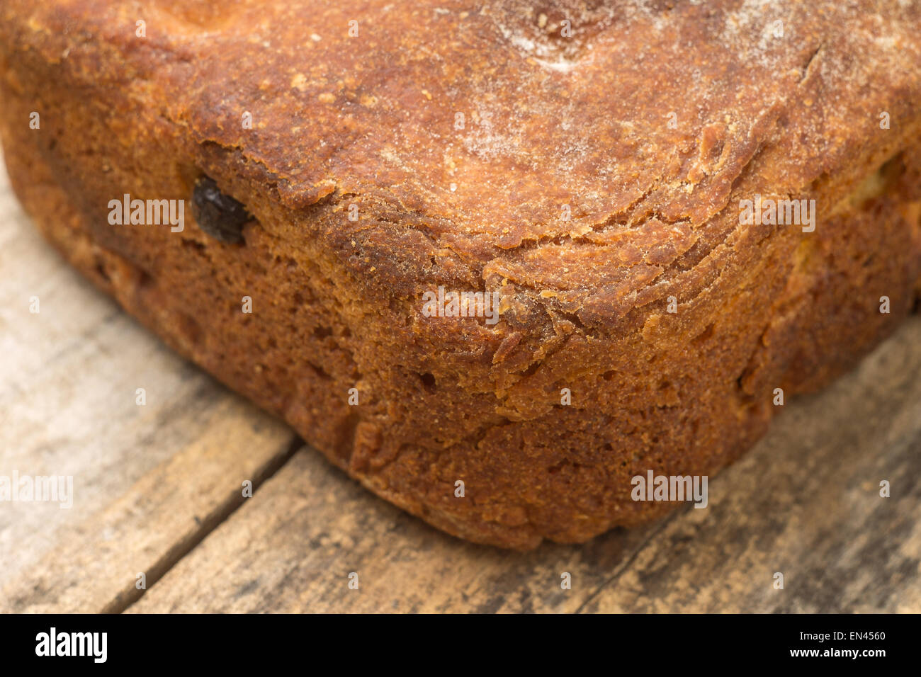 Schließen Sie herauf Bild von Weizenbrot. Hausgemachte Brotlaib auf Holztisch Stockfoto